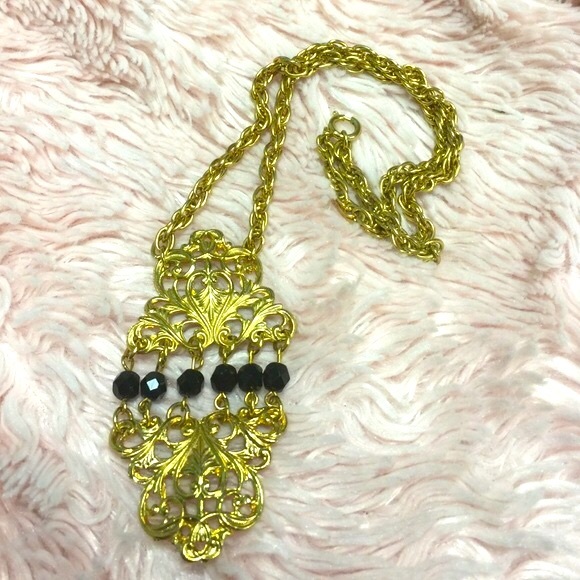 VINTAGE GOLD TONE  NECKLACE WITH BLACK FACETED  STONES & FILIGREE DESIGN - Picture 3 of 4